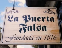 puerta falsa