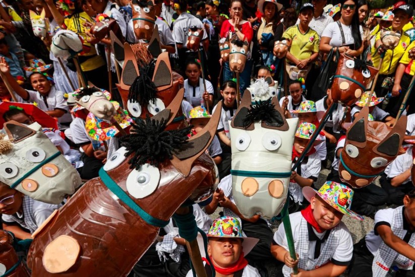 Cabalgata con caballos de palo