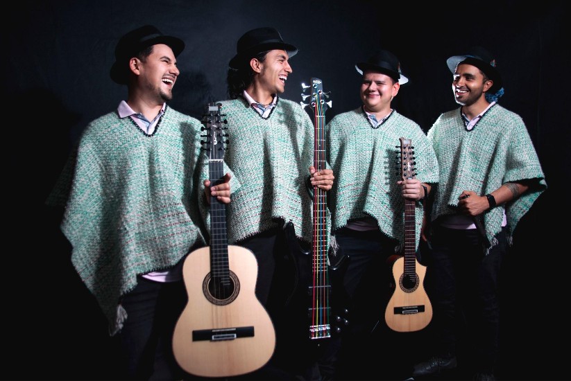 Hombres tocando carranga