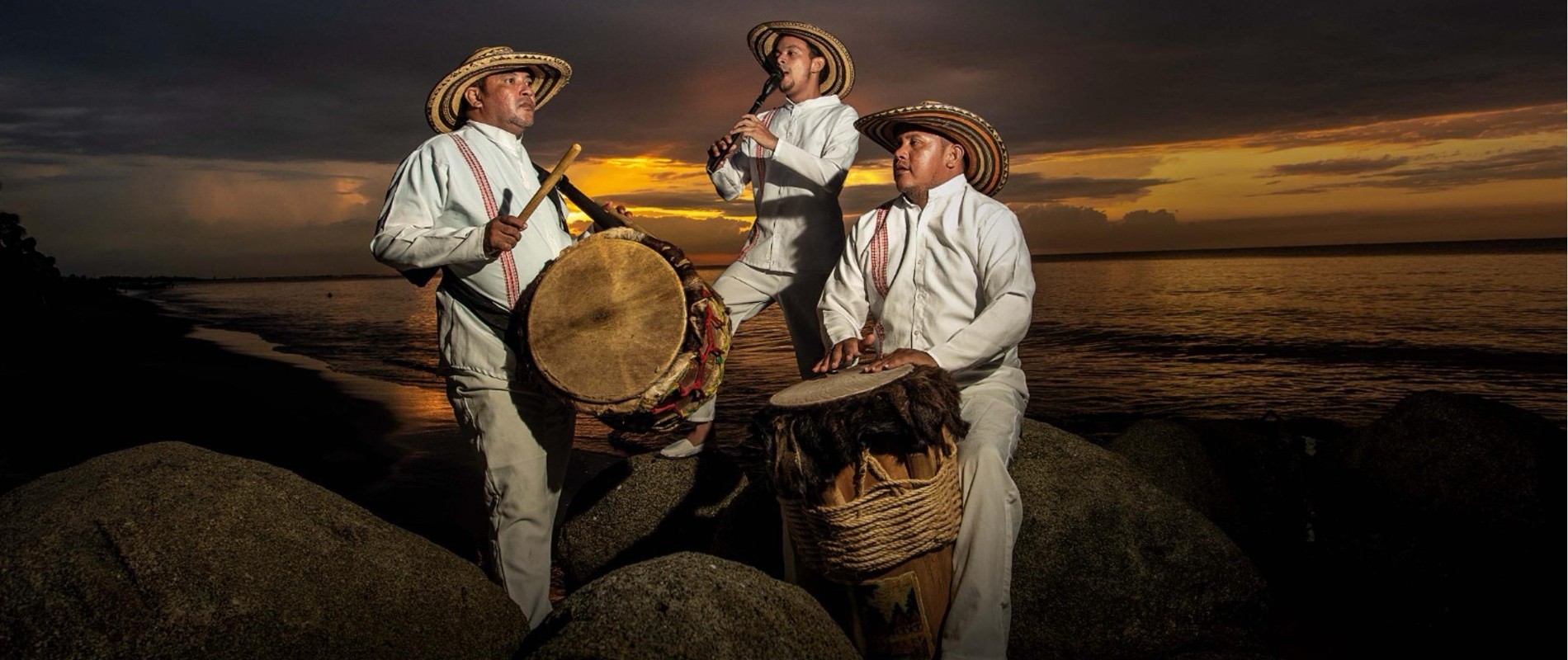 Hombres tocando instrumentos en Colombia