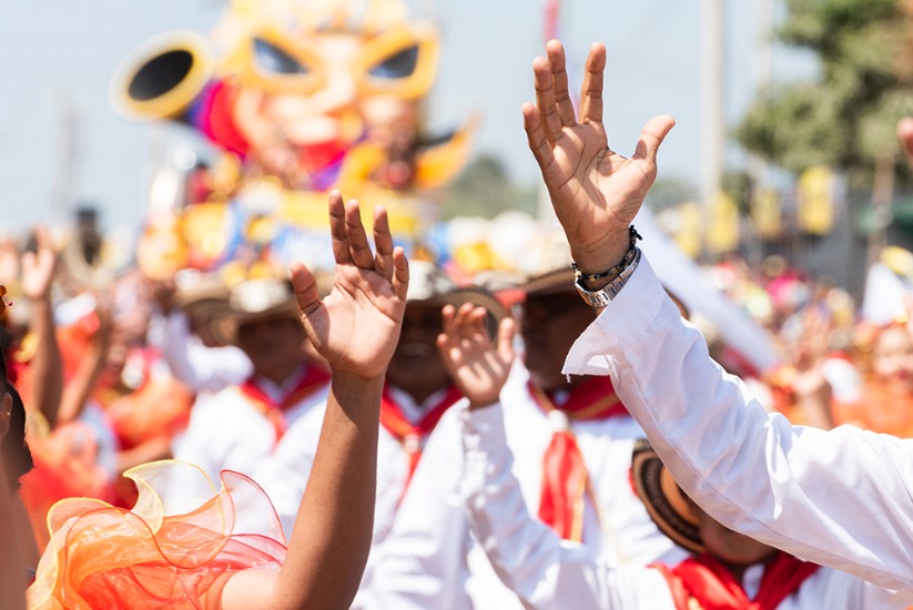 Hombres y mujeres del caribe colombiano bailando