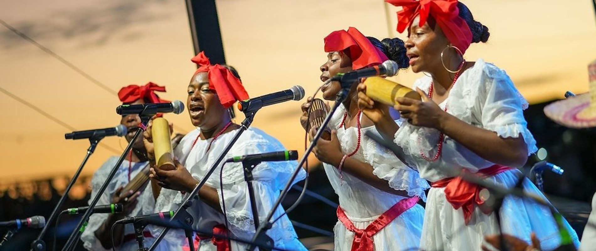 Mujeres del pacífico cantando en el Petronio