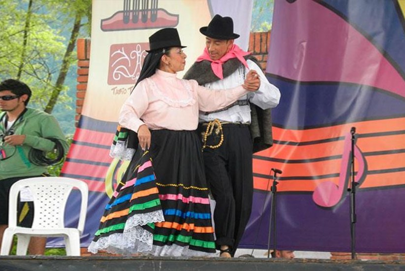 Pareja bailando torbellino