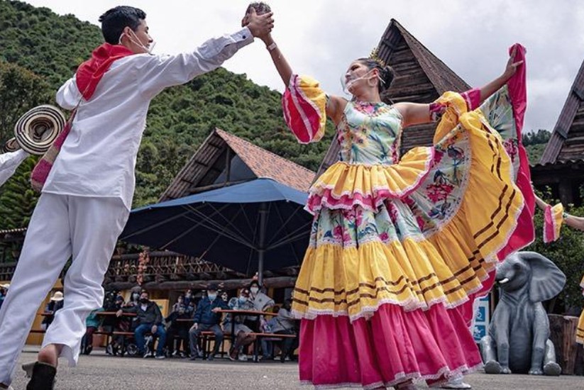 Pareja bailando en Reinado de la Panela