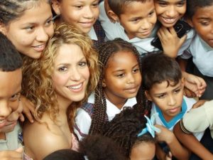 Shakira con niños de su Fundación Pies Descalzos