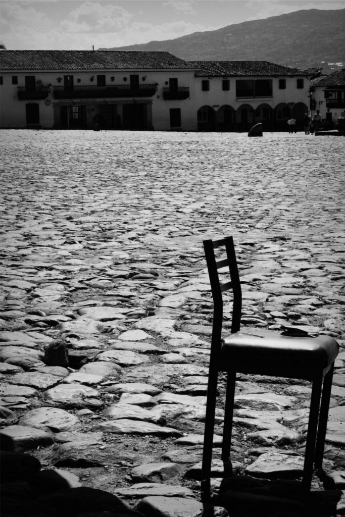 Silla en plaza de villa de leyva, foto a blanco y negro de la plaza de villa de leyva, plaza vacia de villa de leyva, Festival de Cine de villa de leyva