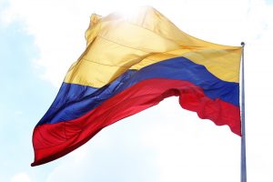 bandera de Colombia con fondo de el cielo, 20 de julio, día de independencia de Colombia, significado de la bandera de colombia