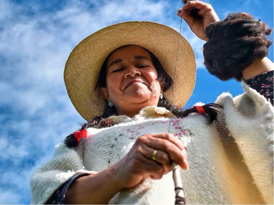 Mujer hilando