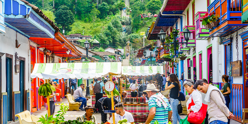 Ir a una plaza de mercado en Colombia es una manera de conocer la cultura colombiana – Plaza de frutas y verduras en Salento, Colombia | Marca País Colombia