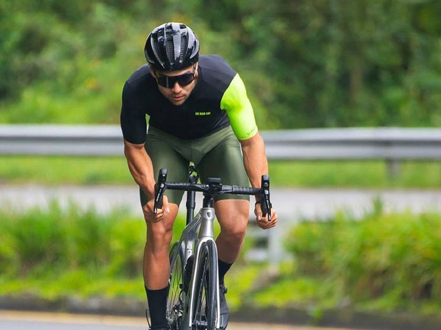 Ciclista profesional subiendo al Alto de Las Palmas.