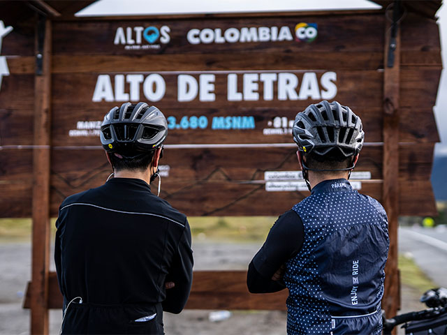 Ciclistas en el Alto de Letras