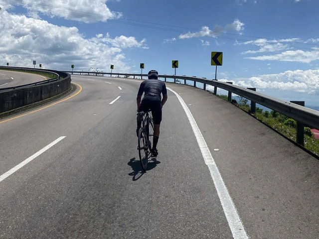 Ciclista subiendo el Alto del Vino en Colombia.