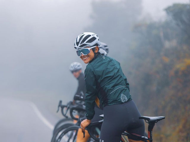 Grupo de ciclistas en Colombia subiendo el Alto de la Cuchilla.