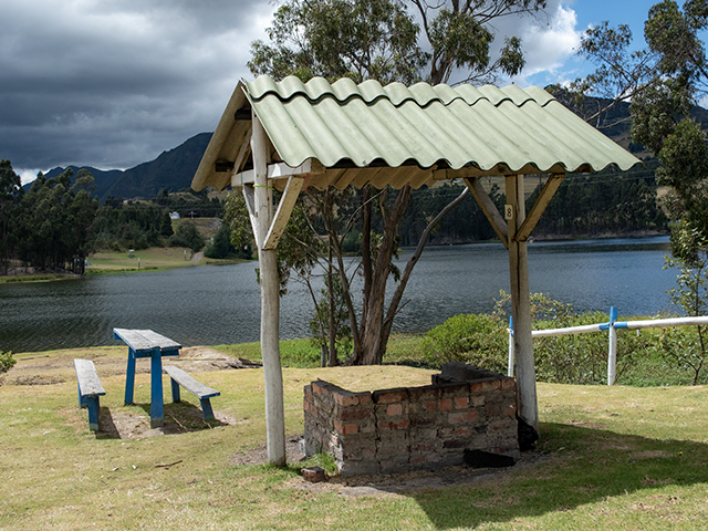 Zona para barbeque en el Embalse del Hato en Carmen de Carupa, Cundinamarca, Colombia.