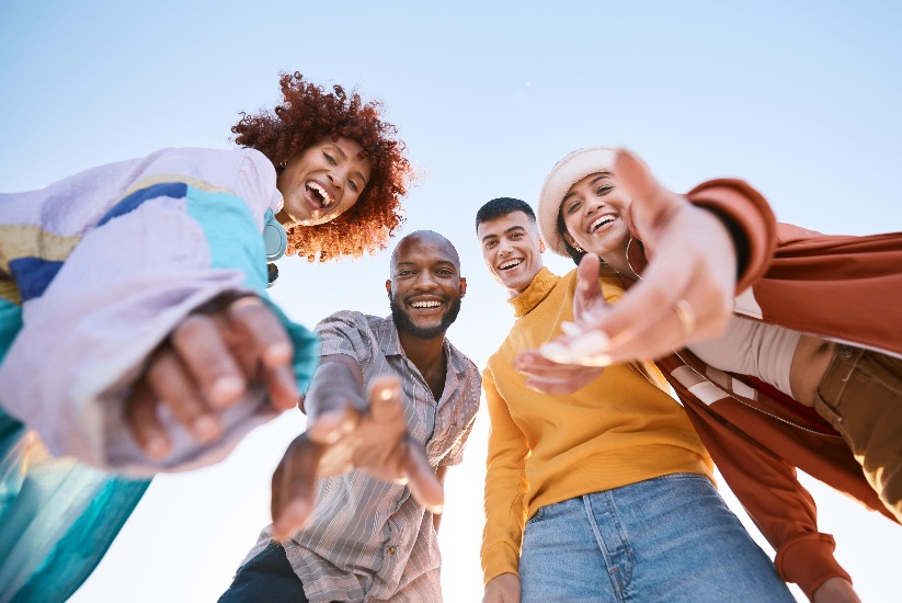 Jóvenes reunidos estirando los brazos