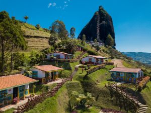 Casitas junto a la Piedra del Peñol.