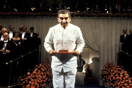 Gabo recibiendo el premio Nobel. 