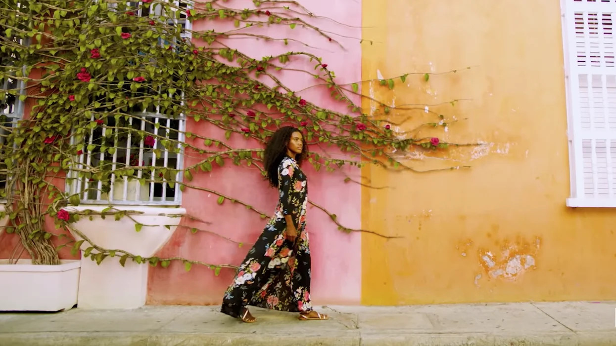 Angely Gaviria caminando por el centro histórico de Cartagena para una escena de Siempre Bruja.