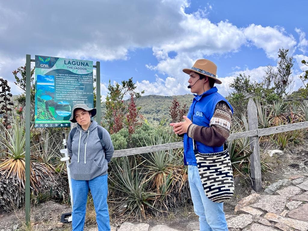 Guías y relatores de la CAR, algunos pertenecientes a la comunidad Muisca de Sesquilé, dando los recorridos por la laguna. Fotografía de la Corporación Autónoma Regional de Cundinamarca (CAR)