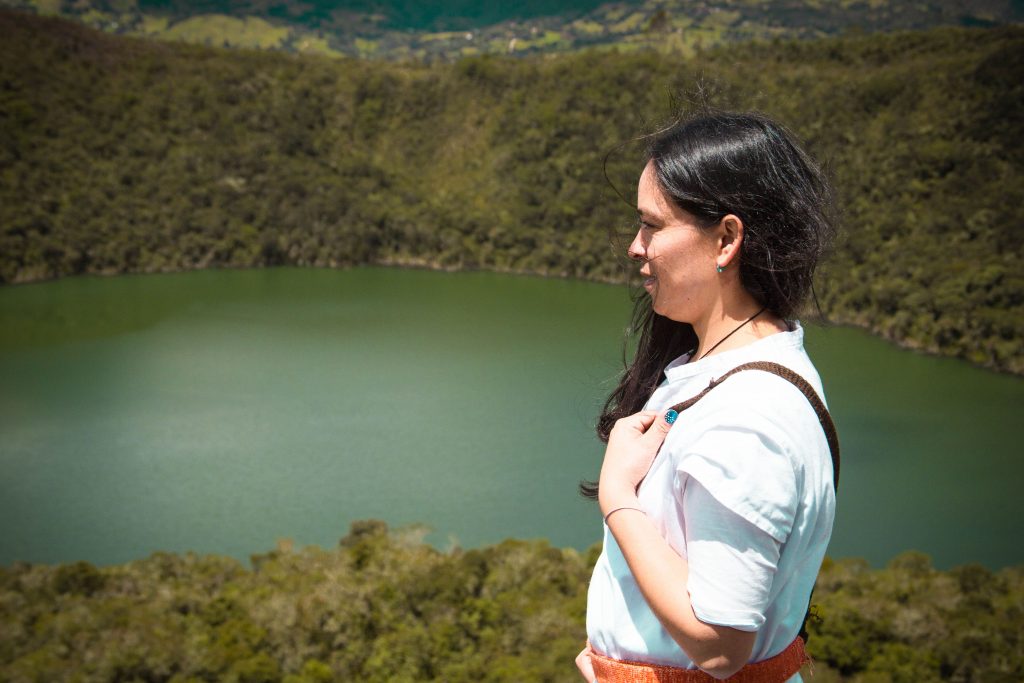 Descendiente muisca en la Laguna del Cacique Guatavita, Colombia. Fotografía de Carlos Candi