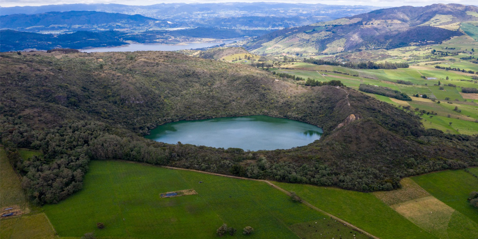 Panorámica aérea de la Laguna del Cacique Guatavita, en Sesquilé. Foto cortesía Parques CAR