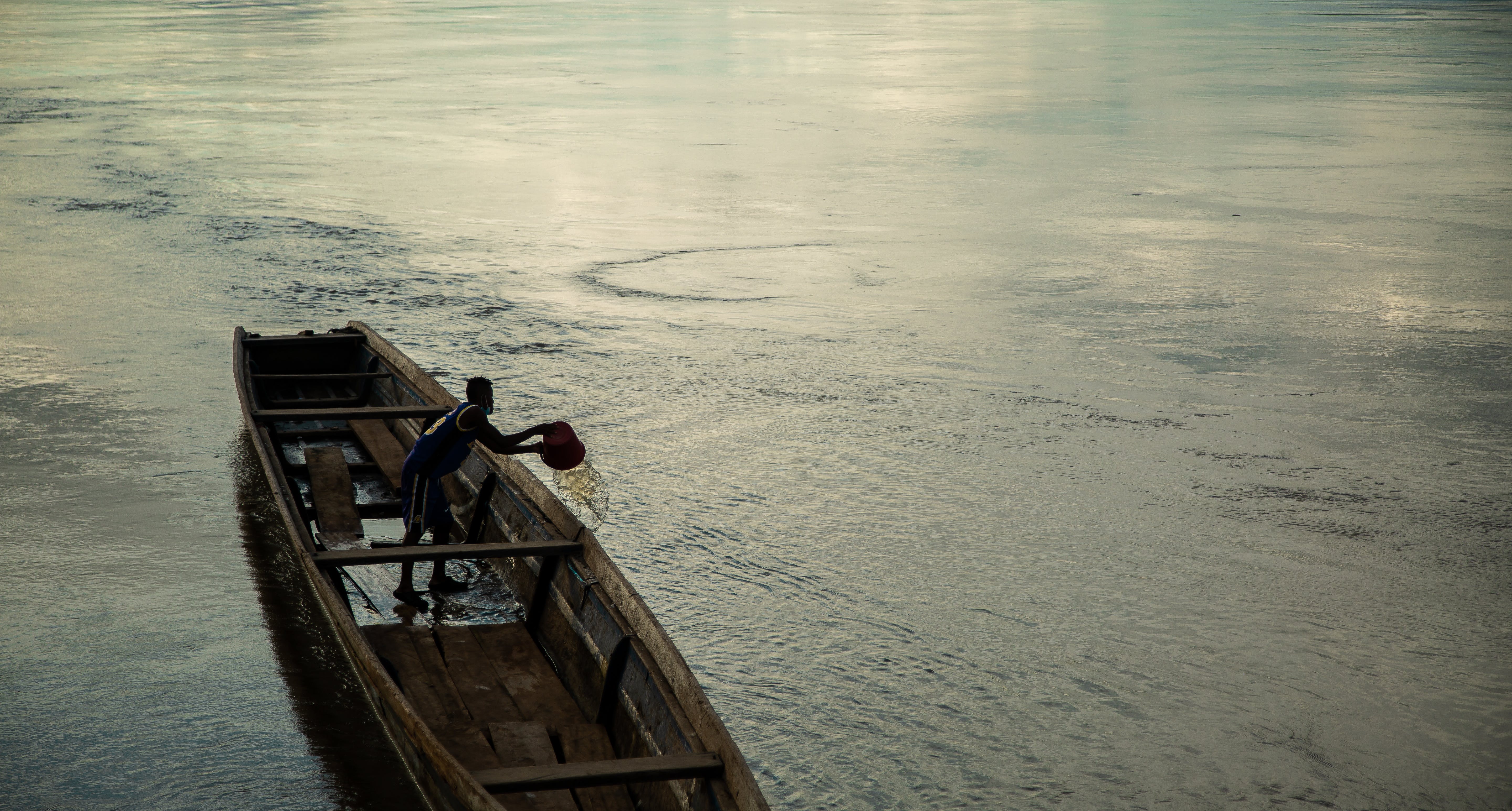 Foto de Juan Sebastián González R.: https://www.pexels.com/es-es/foto/hombre-lago-canoa-cubo-13806441/