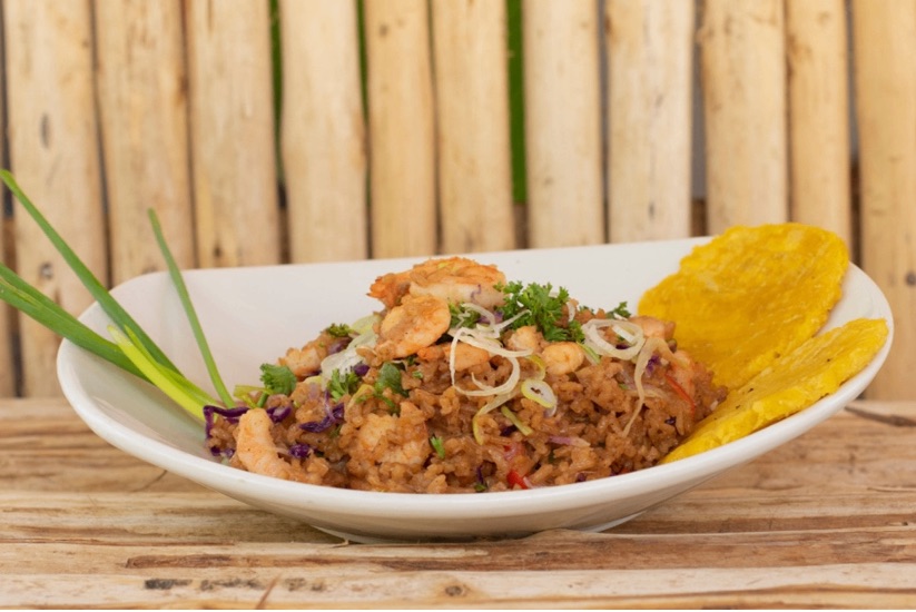 Tradicional arroz con mariscos y patacón.