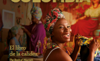 Mujer negra sonriendo