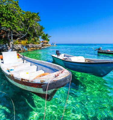 Barcos en las cristalinas aguas de Islas del Rosario Colombia