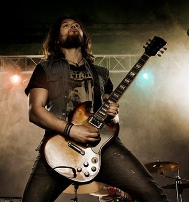 Hombre tocando música de Black Metal