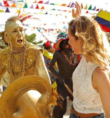 Personas en el carnaval 