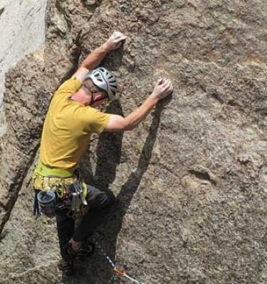 Hombre practicando escalada deportiva