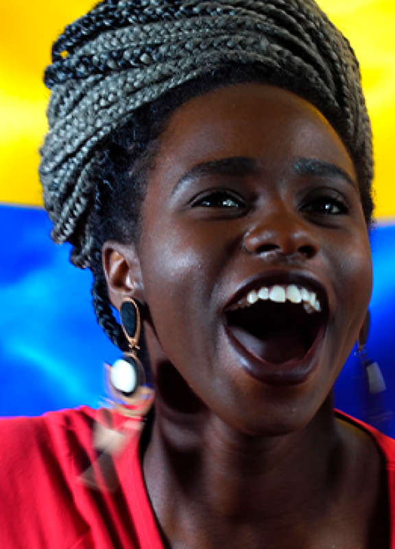 Femme colombienne fêtant le jour de l'indépendance de la Colombie - Les colombiens sont passionnés